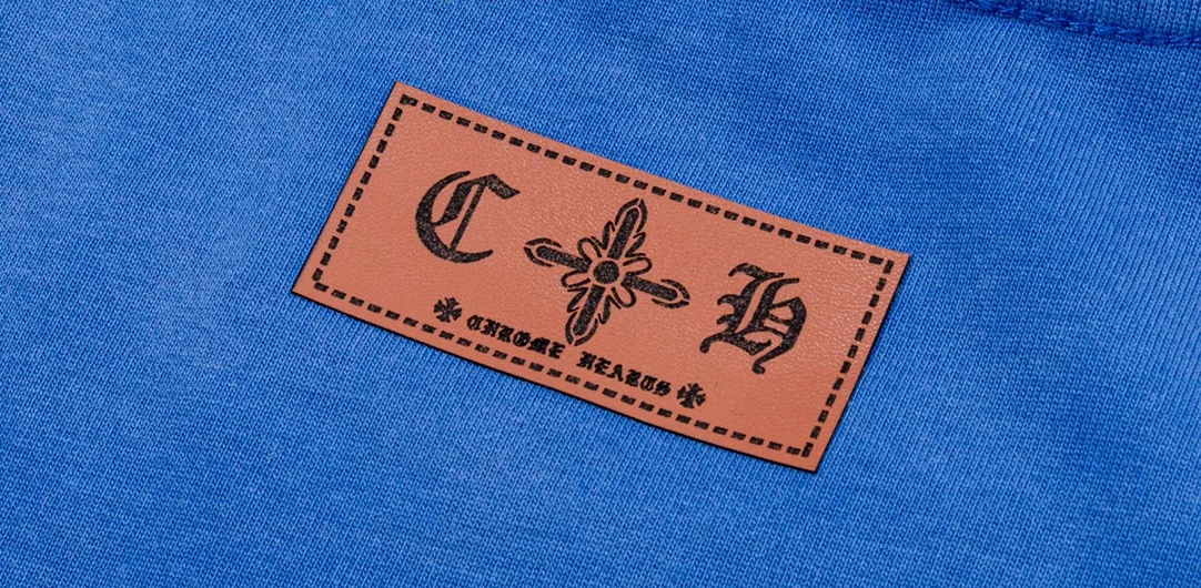 P220 CHROME HEARTS LoGo is fashionable and elegant, with dropped shoulders. The fabric is made of 26s double-yarn combed cotton compact spinning yarn with a weight of 280. It is matched with 1*1 Salona rib. The fabric is fermented and has a loose fit. Color: blue (washed with holes) size: S～XXL
